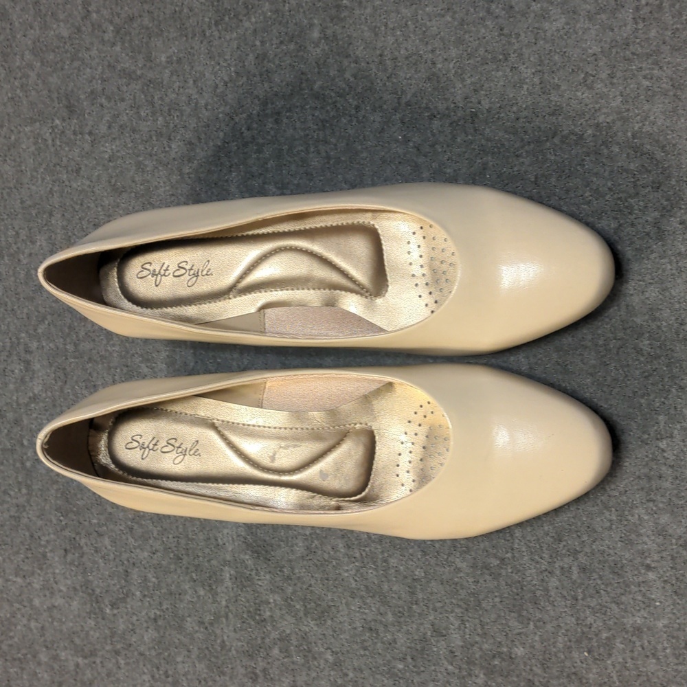 Soft Style Angel II Pumps, Women's Size 8.5 EW, Bone